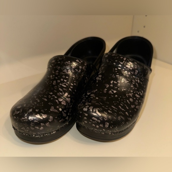 Dansko Professional Slip Resistant Gray/Black Clog Women's Size 36 Cheetah Print - Picture 2 of 11
